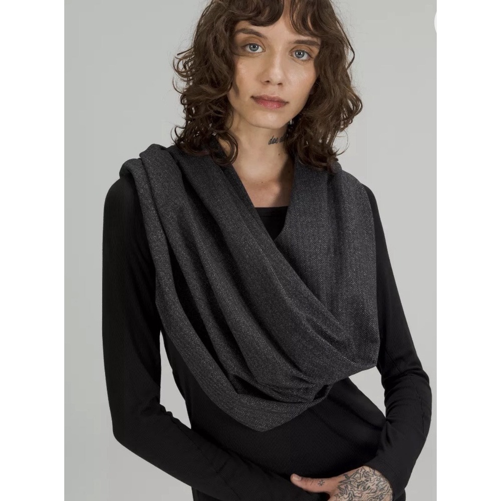 Lululemon Vinyasa Wrap Stripe Snap Infinity Scarf‎ Black Gray Herringbone OS